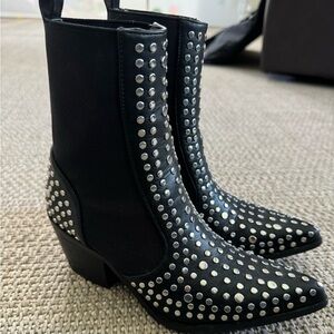 Brand New: Studded chelsea boots